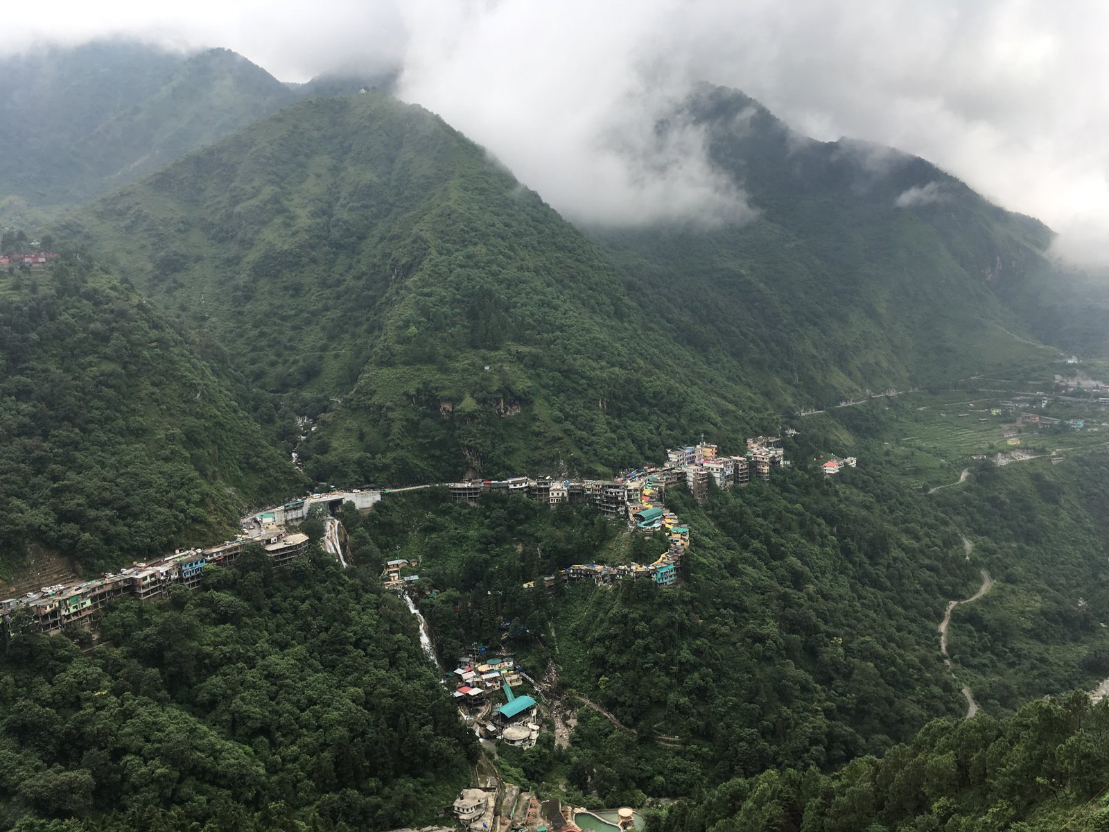 Kempty Fall - Places to Visit in Mussoorie - Gola Holidays - Slide 2